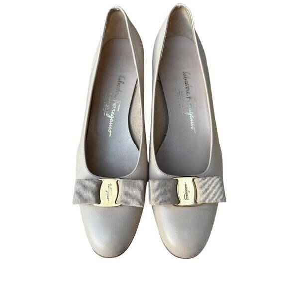 Vintage Salvatore Ferragamo Vara Bow Heel Women size 10 2A Narrow - Picture 3 of 7
